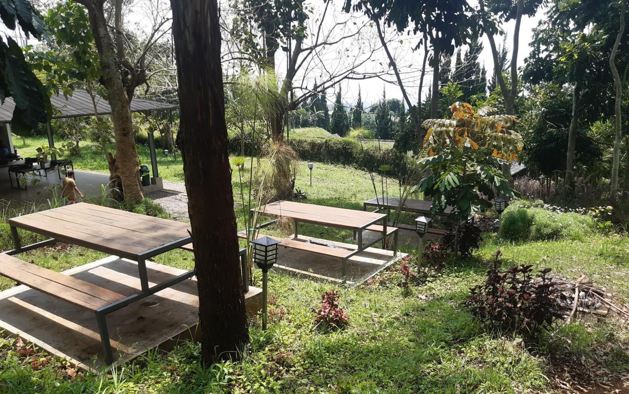 Hotel Bukit Pinus Tegalharendong Exteriör bild